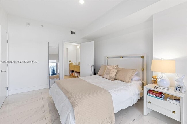 Building Photo - 16385 Biscayne Blvd