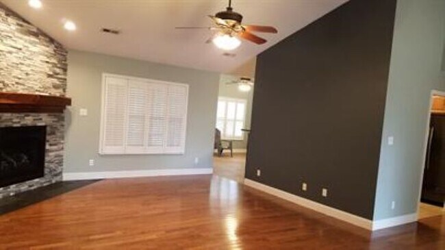 Building Photo - 2108 Cherokee Dr