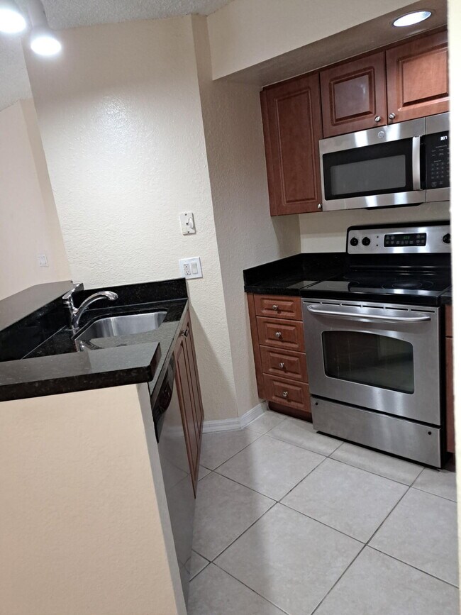 Building Photo - 3470 Pinewalk Dr N