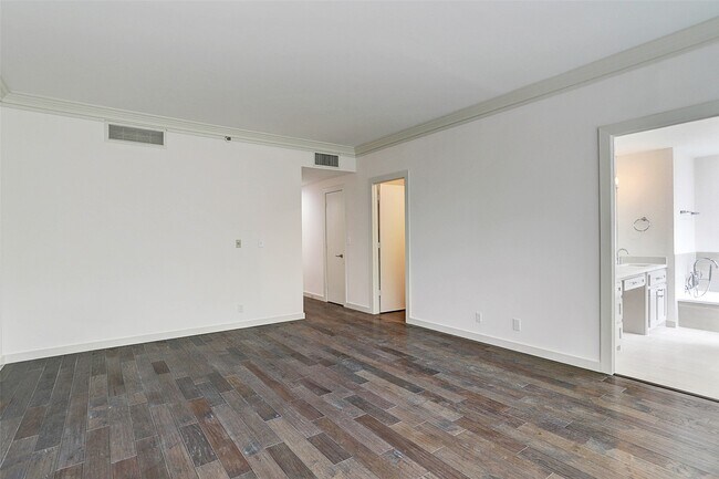 Building Photo - 121 N Post Oak Ln