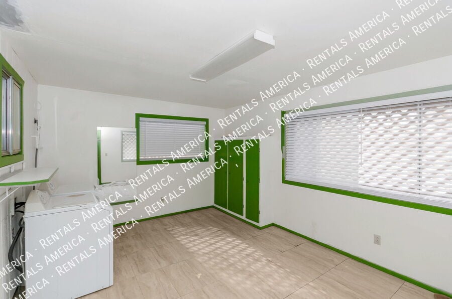 Building Photo - 3951 W Irvington Rd