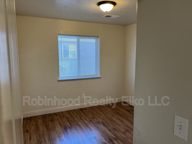 Building Photo - 279 Country Club Pkwy