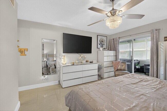 Building Photo - 6525 S Oriole Blvd