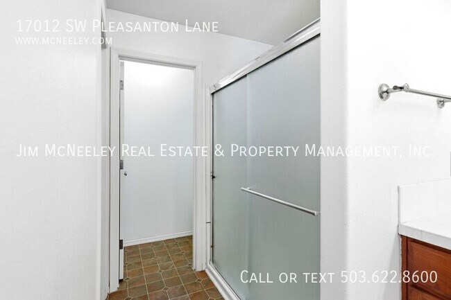 Building Photo - 17012 SW Pleasanton Ln