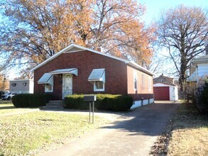 Building Photo - Two Bedroom Home with Washer/Dryer Hookups...