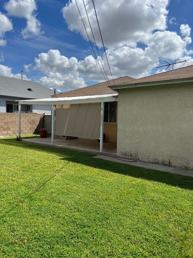 Building Photo - 2 Bedroom, 1 Bath Home with large yard in Lakewood