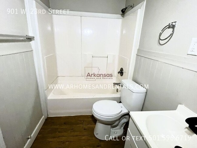 Building Photo - 901 W 23rd St