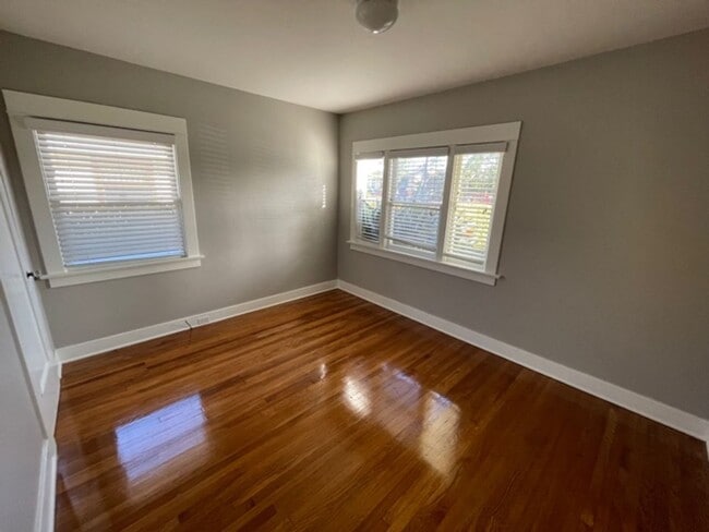 Building Photo - 2 Bedroom 1 Bath Craftsman