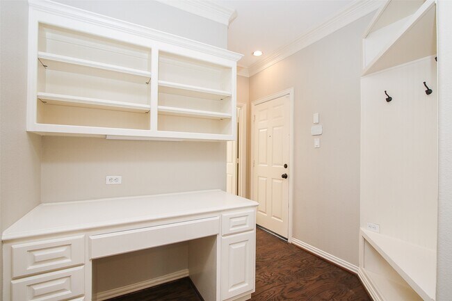 Building Photo - 35 Winhall Pl