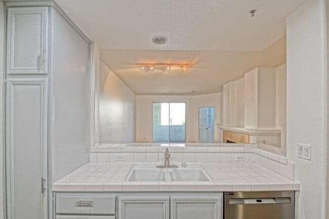 Building Photo - Bright & Airy, Recently Updated 3rd Floor Apartment in the Catalina Building Across from Central ...