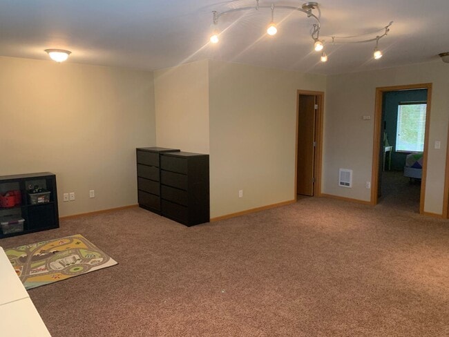 Building Photo - ***PENDING APPLICATION***Modern and stylish 3 bedroom home in Lovely Neighborhood