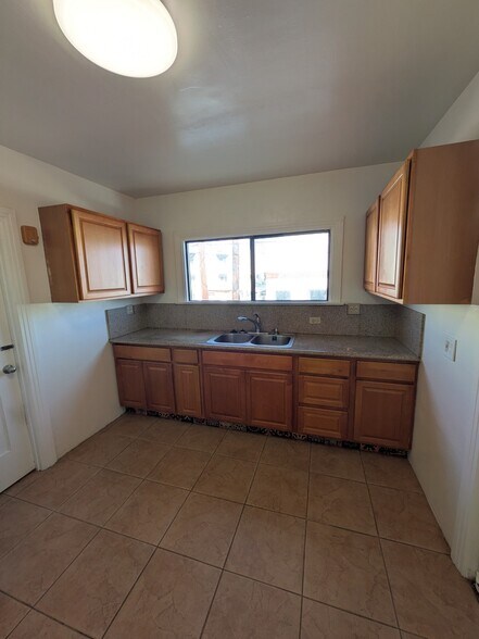 Building Photo - 1055 N Ardmore Ave