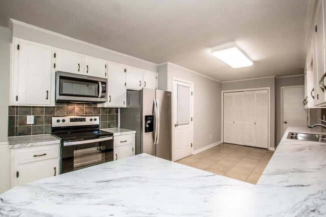 Building Photo - 2089 Rock Springs Cir