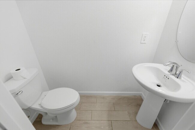 Building Photo - 3-Bedroom Oak Hammock Townhome – Internet Included!