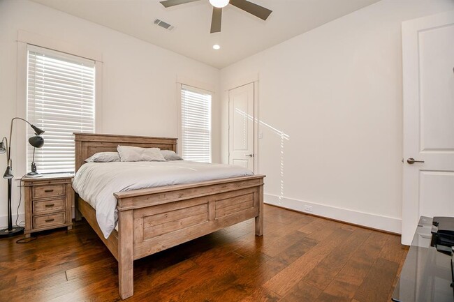 Building Photo - 3203 Blue Bonnet Blvd