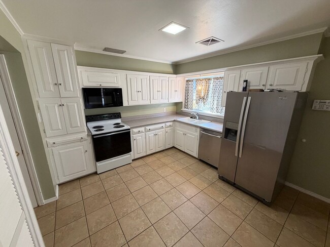 Building Photo - 3500 Patterson Dr