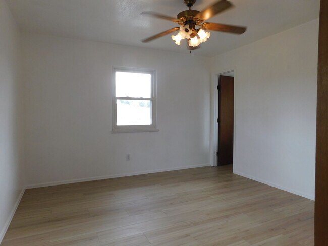 Building Photo - 1527-M 1/8 M 1/8 Rd