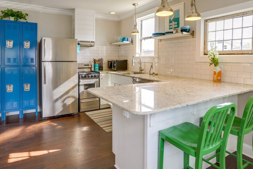 Building Photo - 202 10th Ave NE