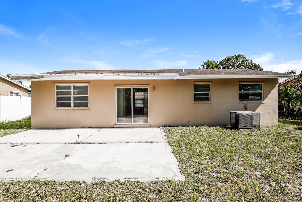 Building Photo - 2750 SW 2nd Ct