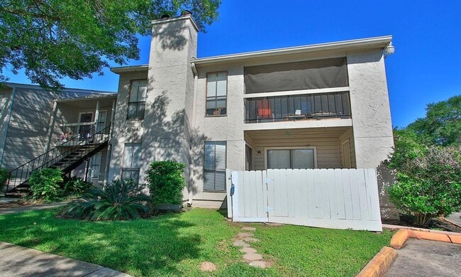 Building Photo - 17401 Red Oak Dr