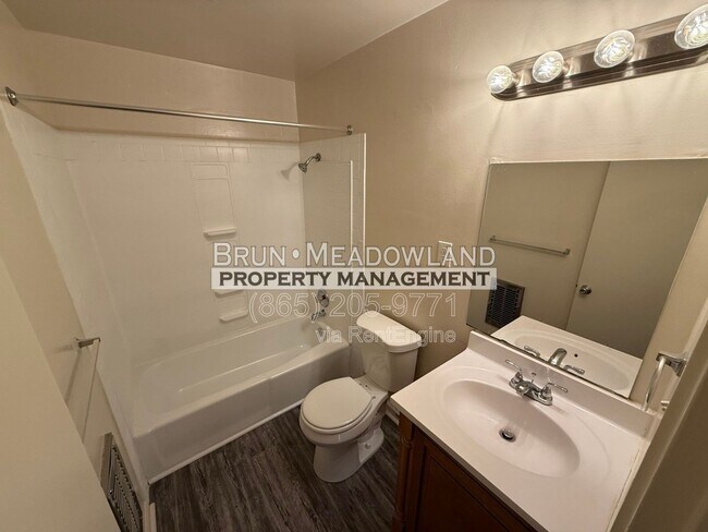 Building Photo - 3813 Woodlake Dr