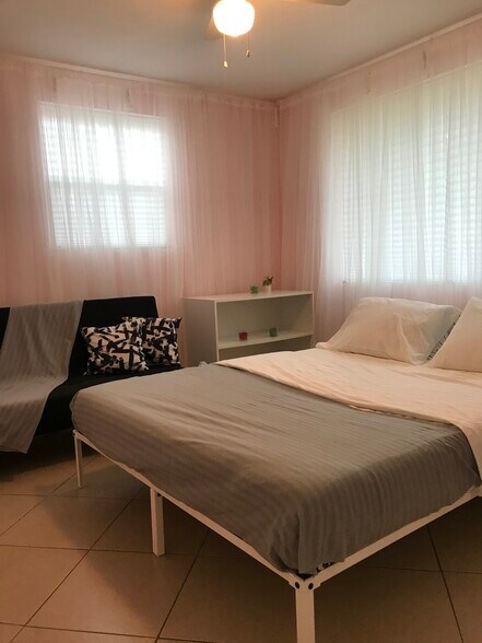 Queen private bedroom with sleeping sofa. - 2440 Manasota Beach Rd