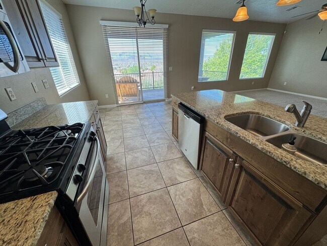 Building Photo - Highly Desirable Lakota Ridge!