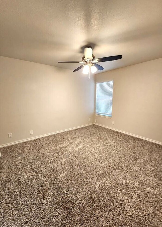 Building Photo - 4 Bed 2.5 Bath 2 Car Garage in Camelot Addition NW OKC