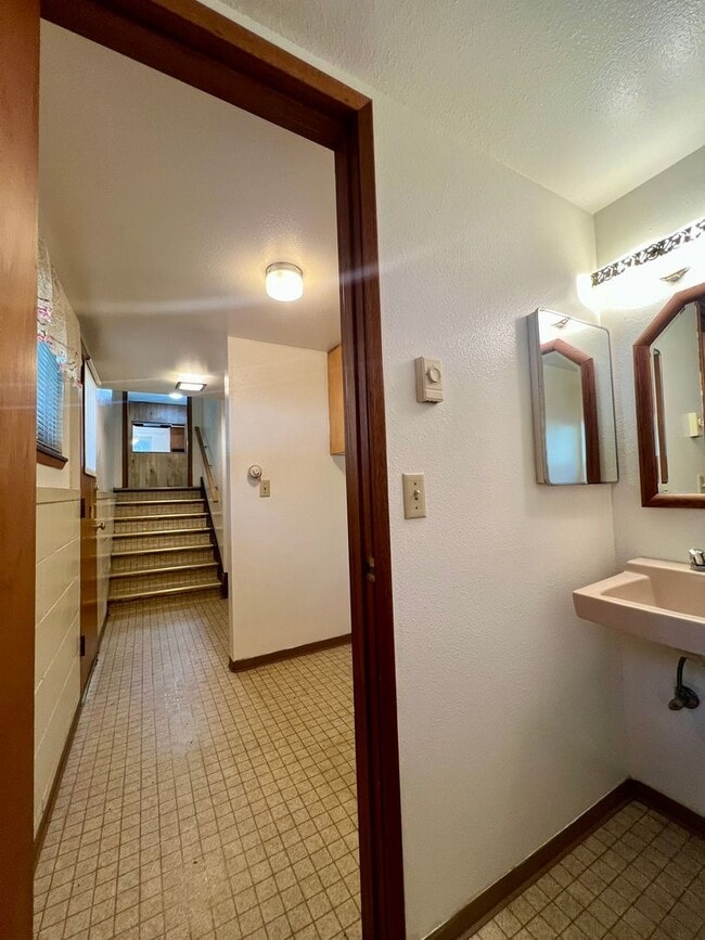 Building Photo - West Olympia Tri-Level Home