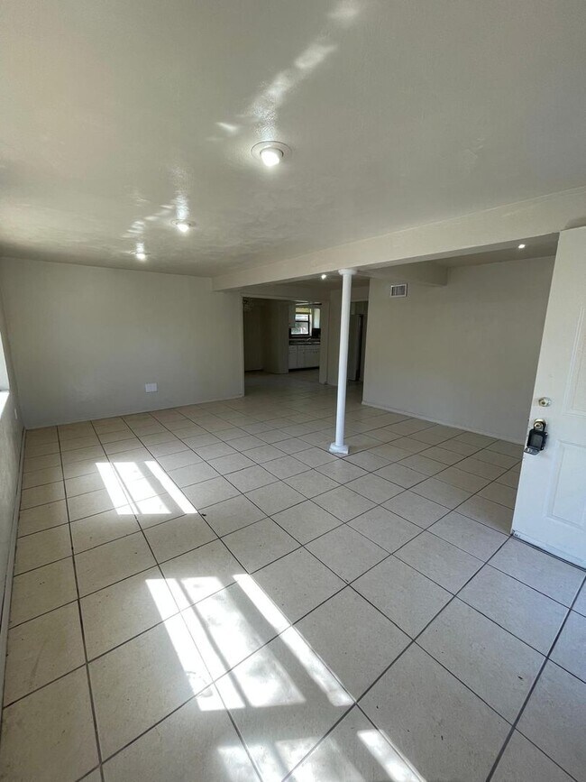 Building Photo - 226 6th Jpv St