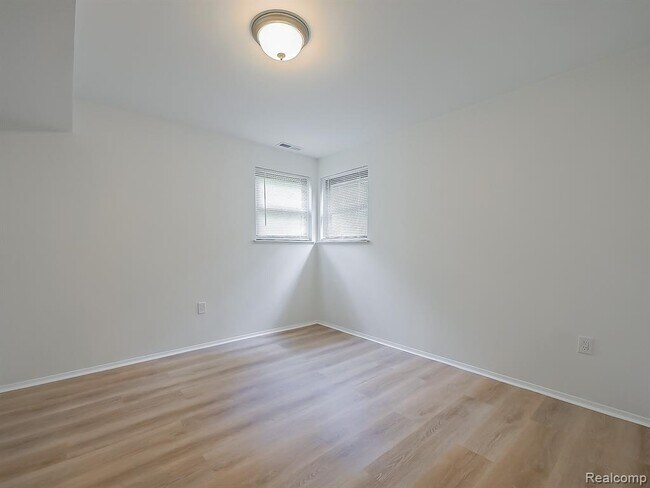 Building Photo - 7580 Thornwood St