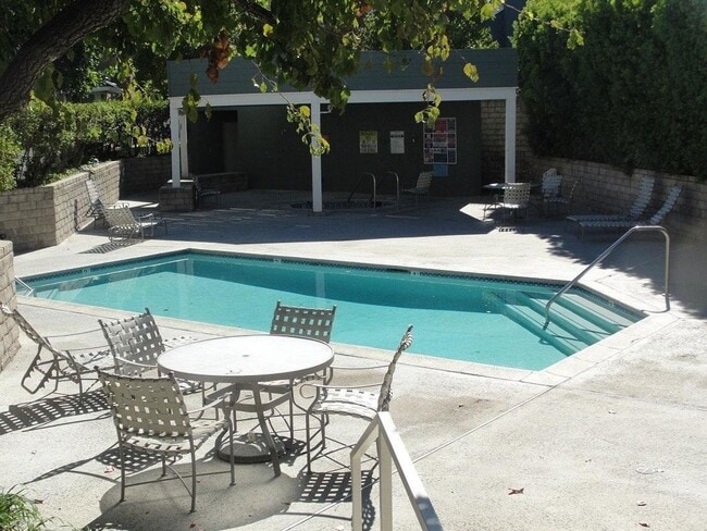 Building Photo - 2 Bed, 2 1/2 Bath Townhome with Bonus Room