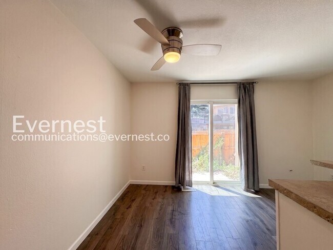 Building Photo - 3 Bed/2.5 Bath Townhome with Fenced Yard / Available Now!