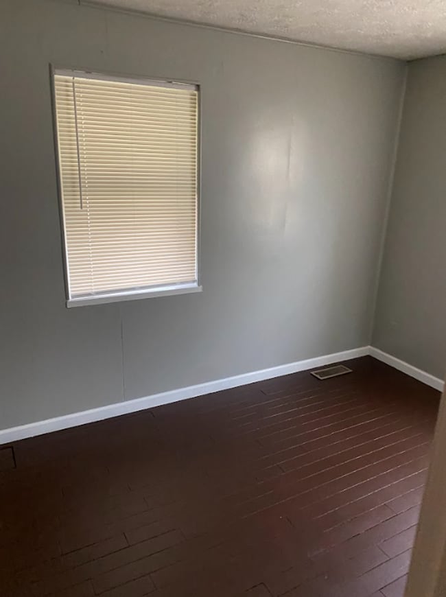 Building Photo - Great 4 bed 2 bath near UD and Dayton central...with garage & AC with laundry hook ups!