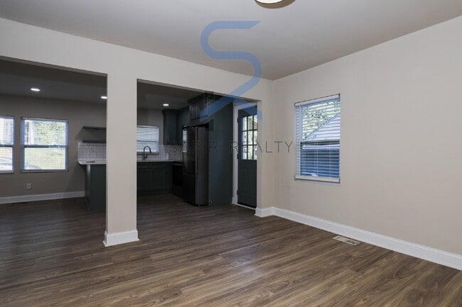 Building Photo - 1106 Wyland Dr SW