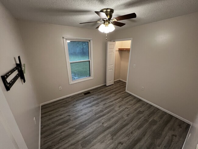 Building Photo - 515 Valley View Dr