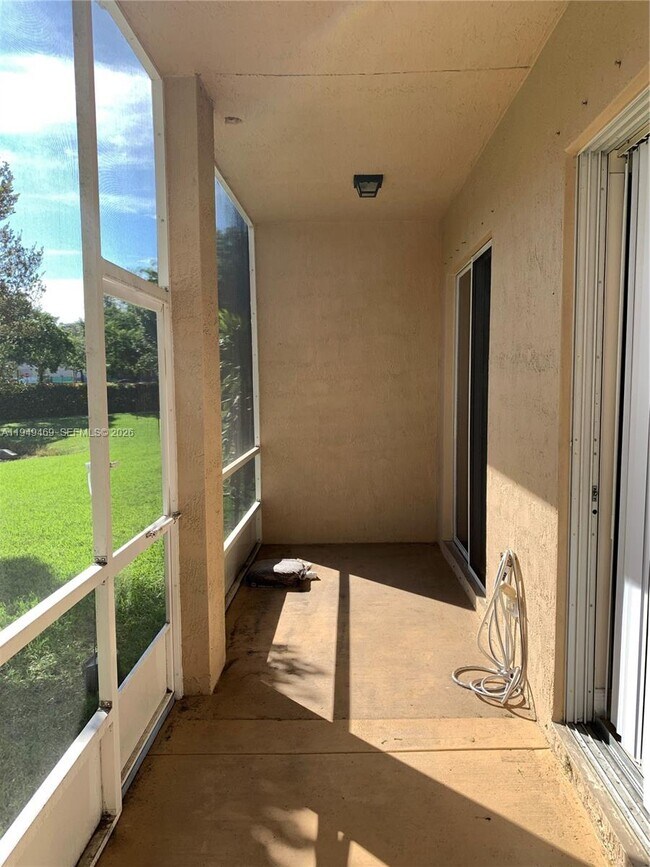 Building Photo - 3338 Lakeside Dr