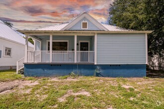 Building Photo - Historic Ybor City Bungalow!