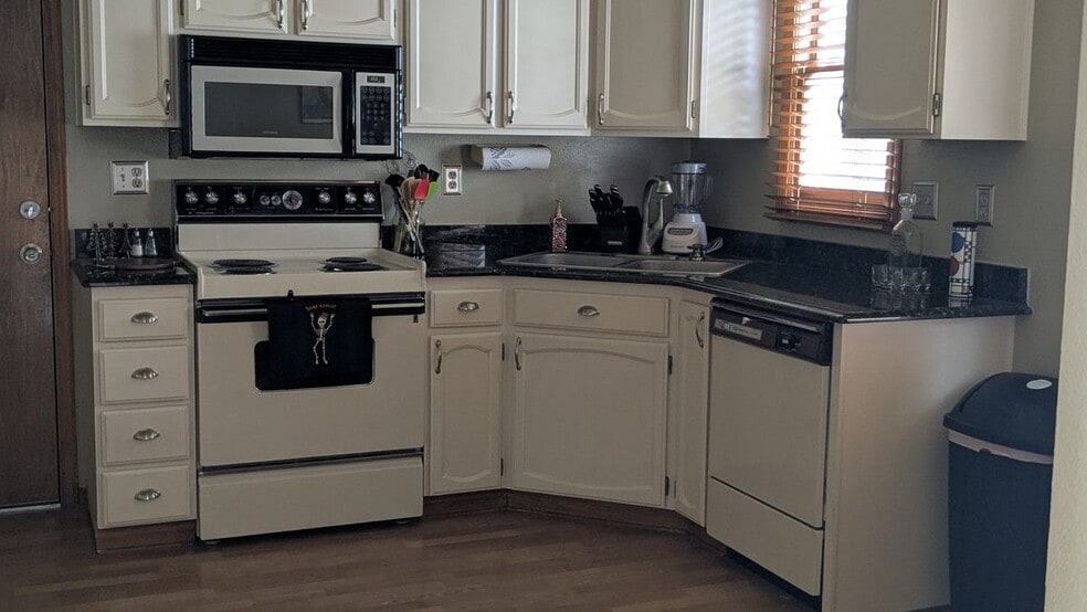 Building Photo - 16783 E Hialeah Ave