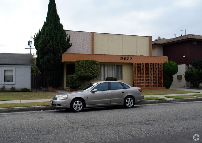 Building Photo - 13822 Hawthorne Way