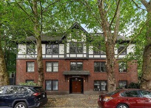 Building Photo - Charming North Capitol Hill Vintage Condo – Modern Comforts & Ideal Location