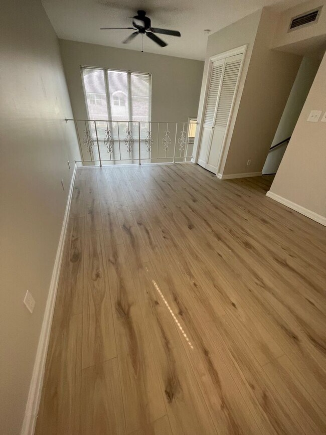 Building Photo - Non conforming 2 bed / 2 bath