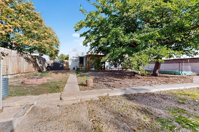 Building Photo - UPTOWN 2/bd 1/ba 1/cg 950/sf
