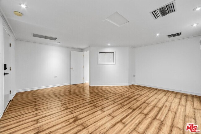 Building Photo - 6254 Ben Ave