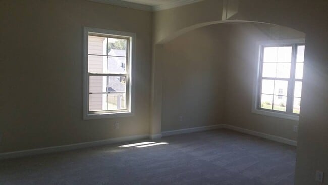 Building Photo - 5 bedroom 4 bath plus Bonus Room and Much More!!