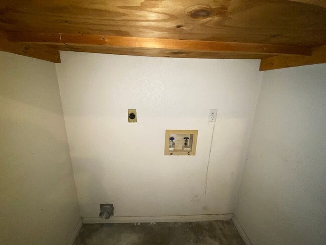 Building Photo - Beautiful home close to local schools and military base