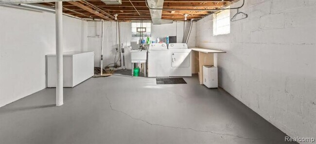 Building Photo - 28 Nahma Ave