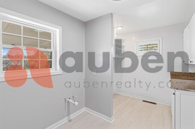 Building Photo - 4430 Lilac Ln