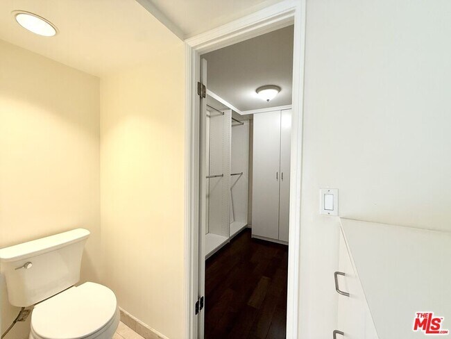 Building Photo - 121 S Palm Dr