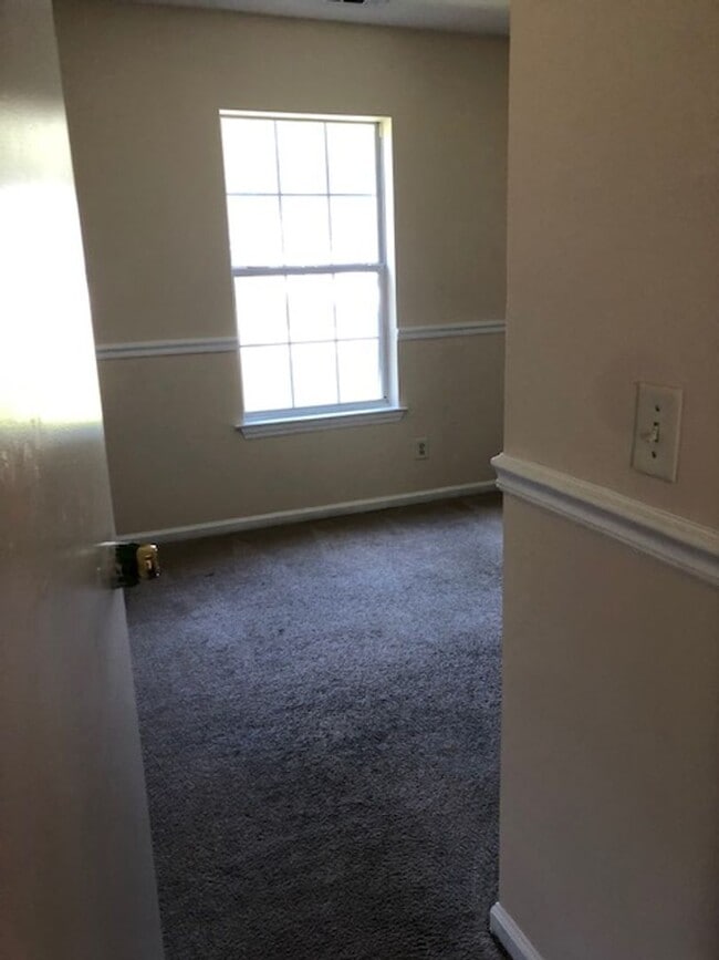 Building Photo - Cozy Home